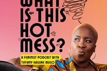 Person schaut nach rechts, runzelt die Stirn und spitzt die Lippen. Text: „What is this hot mess?“ (Was ist dieses Chaos?).