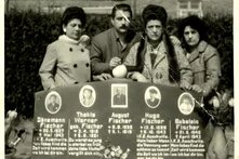 Familie Fischer am Familiengrab in Bremervörde, undatiert, nach 1951