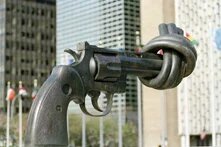 Die "Knotted Gun" vor dem UN-Hauptquartier in New York City.