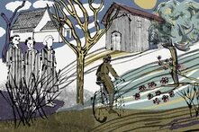 Eine Person fährt Rad, drei Menschen in gestreifter Kleidung stehen links vor Häusern und Bäumen.