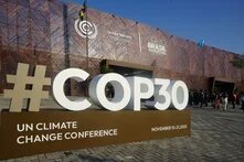 Ein Aufsteller des Logos der COP 30 steht vor einem Gebäude. 