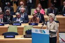 hbs Bildbeschreiber sagte:Ursula von der Leyen speaks at the Climate Summit 2025 podium, surrounded by seated delegates from various countries.