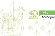 Stilisierte Bootsfigur mit vier Personen links, rechts Schriftzug „20 Kyiv Dialogue“, unten neun Kastanienblüten-Symbole.
