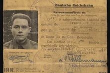 hbs Bildbeschreiber sagte:  Vergilbter Dienstausweis der Deutschen Reichsbahn mit Foto eines jungen Mannes in Uniform, handschriftlicher Unterschrift und Dienststempeln.
