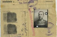 Vergilbte Arbeitskarte für polnische Zwangsarbeiter*innen mit Passfoto, Fingerabdrücken, Nummer „6204“ und mehreren NS-Stempeln.