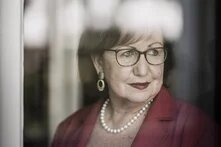 Portrait Prof. Dr. Seyla Benhabib - mit Brille blickt nach rechts aus einem Fenster, Spiegelungen verdecken Teile des Gesichts.