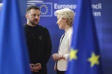 Das Foto zeigt EU-Kommissionspräsidentin Ursula von der Leyen im Gespräch mit Wolodymyr Selenskyj, Präsident der Ukraine.
