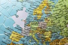 Europa als Puzzle im Ausschnitt eines Globus. Das Puzzleteil mit Großbritannien fehlt.