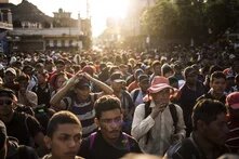 Mittelamerikanische Migrant*innen, die vor der Rodolfo-Robles-Brücke an der Grenze zwischen Guatemala und Mexiko festgehalten werden, wo Migrationsbeamte sie daran hindern, mexikanischen Boden zu betreten.