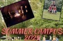 Mehrere Kinder* auf Wiese beim Spielen, Lagerfeuer-Szene und Menschenpyramide als kleinere Bilder, Text: „SOMMER CAMPUS 2025“.