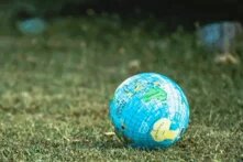 Ball als Weltkugel auf einer Wiese