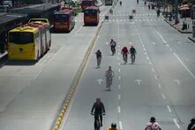 Das Fpto zeigt mehrere Radfahrer auf einer mehrspurigen Straße.