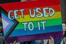 Regenbogenfahne mit der Aufschrift "Get used to it"