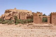 Das Foto zeigt Ait Benhaddou, eine bekannte, aus Ton gebaute Stadt in Marokko.