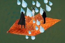 Collage auf grünem Hintergrund: Drei Schwarzweißbilder von Personen, davon eine ein Kind in einem weißen Kleid stehen auf einem orangenen Blatt, dazwischen hellblaue Wassertropfen und Gebäck