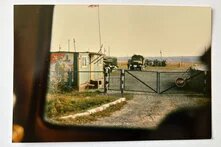 Der Eingang zu einem der Barackenlager. Hier leben die für die Entseuchung eingesetzten Arbeiter und Soldaten.