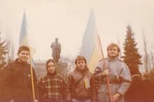 Studierende des Fachbereichs Geschichte der Nationalen Taras-Ševčenko-Universität Kyjiw (Jahrgang 1986–1991), Teilnehmer*innen der Protestbewegung im März 1989.