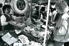 Stand auf einem Wochenmarkt in Köln. Ein Verkäufer weist darauf hin, dass sein Salat aus dem Treibhaus stamme und somit nicht radioaktiv verseucht sei, 07.05.1986.