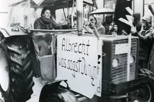 Treck der Anti-Atombewegung nach Hannover bei der Demonstration nach dem Störfall im Atomkraftwerk Harrisburg, 31.03.1979. Mit Banner: „Albrecht was sagst du nun?“ ist der niedersächsischen Ministerpräsidenten Ernst Albrecht gemeint.