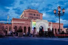 Das Foto zeigt ein illuminiertes Gebäude in der Stadt Yerevan in Armenien.