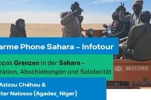 Im Hintergrund ein Foto von mehreren Menschen auf der Ladefläche eines kleinen Fahrzeugs in der Wüste, im Vordergrund ein Banner mit Veranstaltungsthema "Europas Grenzen in der Sahara".