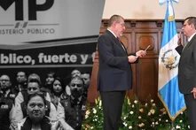 Das Bild zeigt zweigeteilt links eine Menschengruppe vor dem Logo des „Ministerio Público“ und rechts eine offizielle Vereidigung vor der guatemaltekischen Flagge.
