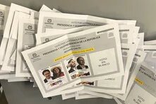 Stapel von Wahlzetteln für die kolumbianische Präsidentschaftswahl liegt auf einem Tisch.