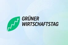 Grünes Blatt mit aufwärts gerichtetem Pfeil neben dem Schriftzug „GRÜNER WIRTSCHAFTSTAG“, auf hellem Hintergrund mit Linienmuster.