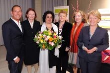 v.l.n.r.: Thomas Herrendorf, Jutta Wagner, Nivedita Prasad, Renate Künast, Michaele Schreyer, Barbara Unmüßig bei der Verleihung des Anne-Klein-Frauenpreises 2012 an Nivedita Prasad