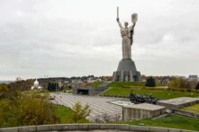 Das Mutterland-Denkmal in Kiew, das 1981 zu Ehren des Sieges des sowjetischen Volkes über den Nationalsozialismus im Zweiten Weltkrieg eingeweiht wurde. Im Jahr 2023 wurde das Wappen des Denkmals vom sowjetischen Wappen auf den ukrainischen Dreizack, das offizielle Emblem der Ukraine, umgestaltet. Foto aus dem Jahr 2017.