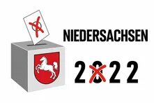 Wahlurne mit Niedersachsen-Wappen und Stimmzettel. Daneben „NIEDERSACHSEN 2022“, die Null ist rot durchgestrichen.