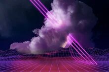 Eine digitale Landschaft aus violetten Gitternetzlinien, über der große Wolken schweben. Leuchtende pinke Strahlen durchziehen den Himmel.