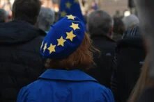 Frau trägt EU Hut in blau mit Sternen.