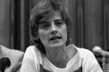 Petra Kelly auf der Pressekonferenz der Grünen nach der Bundestagswahl 1983