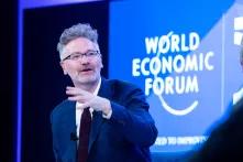 Adam Tooze, im Hintergrund das Logo des World Economic Forum