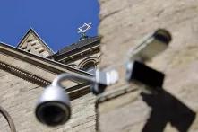 Ausschnitt der Kölner Synagoge in der Roonstraße im Kwartier Latäng. Der Davidstern auf dem Dach und eine Überwachungskamera an der Fassade.