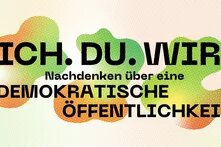 Illustration: Text "ICH. DU. WIR." in großer, schwarzer Schrift. Darunter "Nachdenken über eine DEMOKRATISCHE ÖFFENTLICHKEIT". Hintergrund aus bunten Punkten.