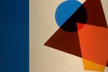 Illustration: Geometrische Formen überlappen sich auf beigem Hintergrund – ein blauer Kreis, ein schwarzer Halbkreis, ein braunes Dreieck und ein orangefarbenes Viereck.