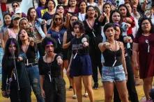 Viele Frauen stehen auf einer Demo und zeigen mit dem Zeigefinger nach vorne