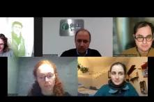 Fünf Personen in einem Online-Meeting, in einem Raster mit fünf Kacheln. 