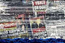 Zeitungsfragmente mit serbischem Text, darunter ein Meer von blauen Regenschirmen.