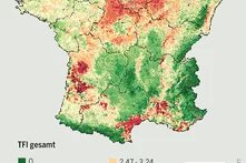 Karte: Frankreich zeigt den durchschnittlichen Pestizideinsatz (TFI) pro Gemeinde. Höherer Einsatz (rot) in Nord- und Südostfrankreich, niedrigerer (grün) im Zentrum.