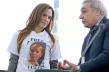 Frau mit der T-Shirt-Aufschrift "free yulia"