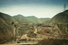 Mining pit in China: Only few benefit from the richness in the extractive industry