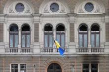 Regierungsgebäude in Bosnien-Herzegowina mit eingeworfenen Fenstern