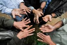 Fünf vietnamesische Männer zeigen ihre durch Streubombe verstümmelten Hände