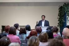 Mekonnen Mesghena von der Heinrich-Böll-Stiftung begrüßt die Gäste im Italienisches Kulturinstitut Berlin zur Veranstaltung "Andiamo! Europa in Bewegung"