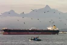 Ficherboot und Öltanker