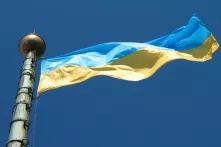 Ukrainische Flagge weht im Wind