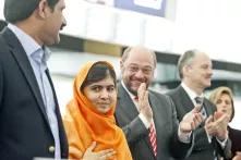 Malala Yousafzai und Martin Schulz im Europäischen Parlament bei der Verleihung des Sakharov Preisses 